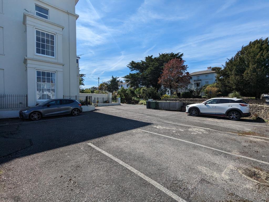 Lot: 145 - IMPOSING FREEHOLD BLOCK OF SEVEN APARTMENTS FOR INVESTMENT - Communal car park